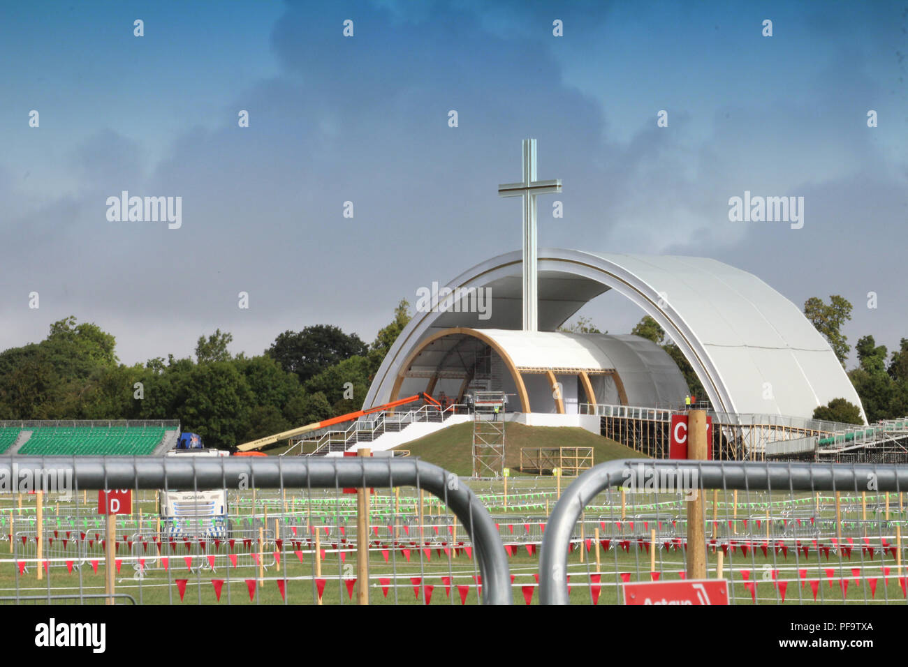 L'altare in via di completamento nel Phoenix Park dove Papa Francesco ha celebrato la santa messa sulla 26/8/2018.500,00 erano attese ma meno di 200.000 hanno partecipato. Foto Stock