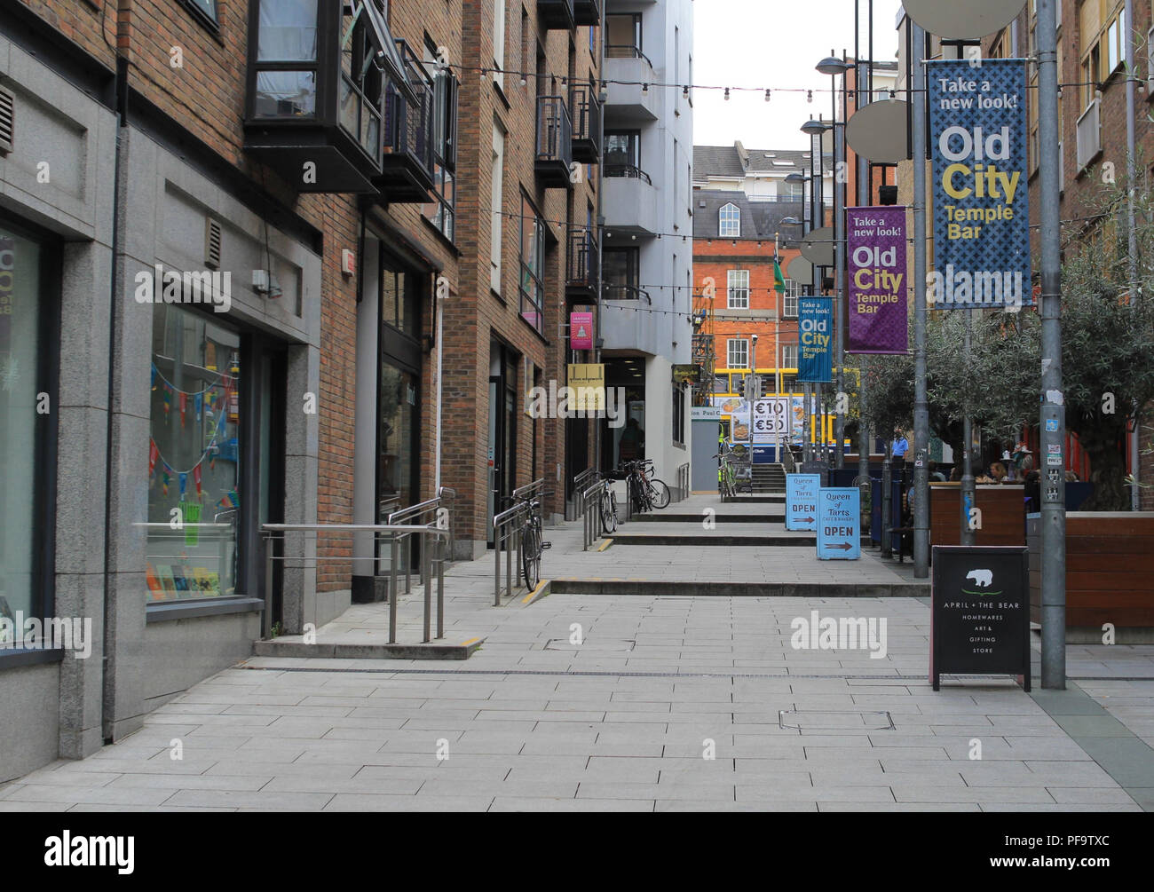 Vacche Lane Dublin, una combinazione di vecchi e nuovi e moderni edifici di appartamenti che conduce a Lord Edward Street e il Carnegie edificio di mattoni rossi 1927 Foto Stock