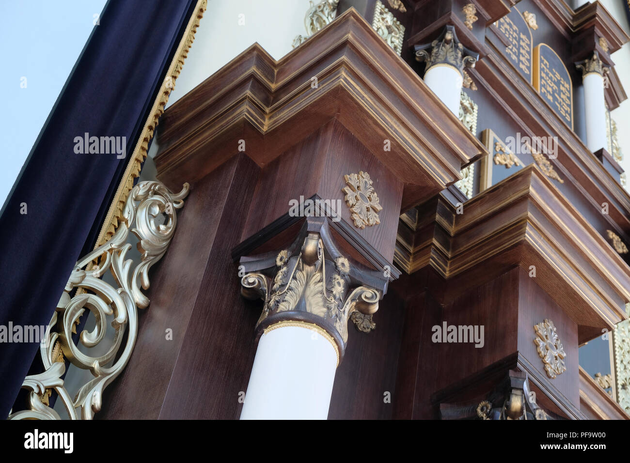 La Torah in legno arca all'interno della restaurata sinagoga corale che è stata forse la più grande sinagoga in Galizia orientale; costruito nella metà del XVIII secolo. Dopo la Seconda Guerra Mondiale fu utilizzata come un negozio di mobili e si fermò abbandonato per molti anni. La città di Drohobych in Oblast di Lviv, Ucraina. Foto Stock