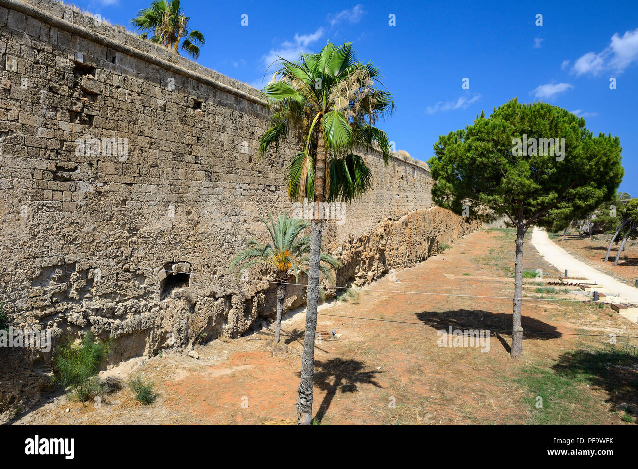 Mura veneziane che circondano la città vecchia di Famagosta (Gazimagusa) nella Repubblica Turca di Cipro del Nord Foto Stock