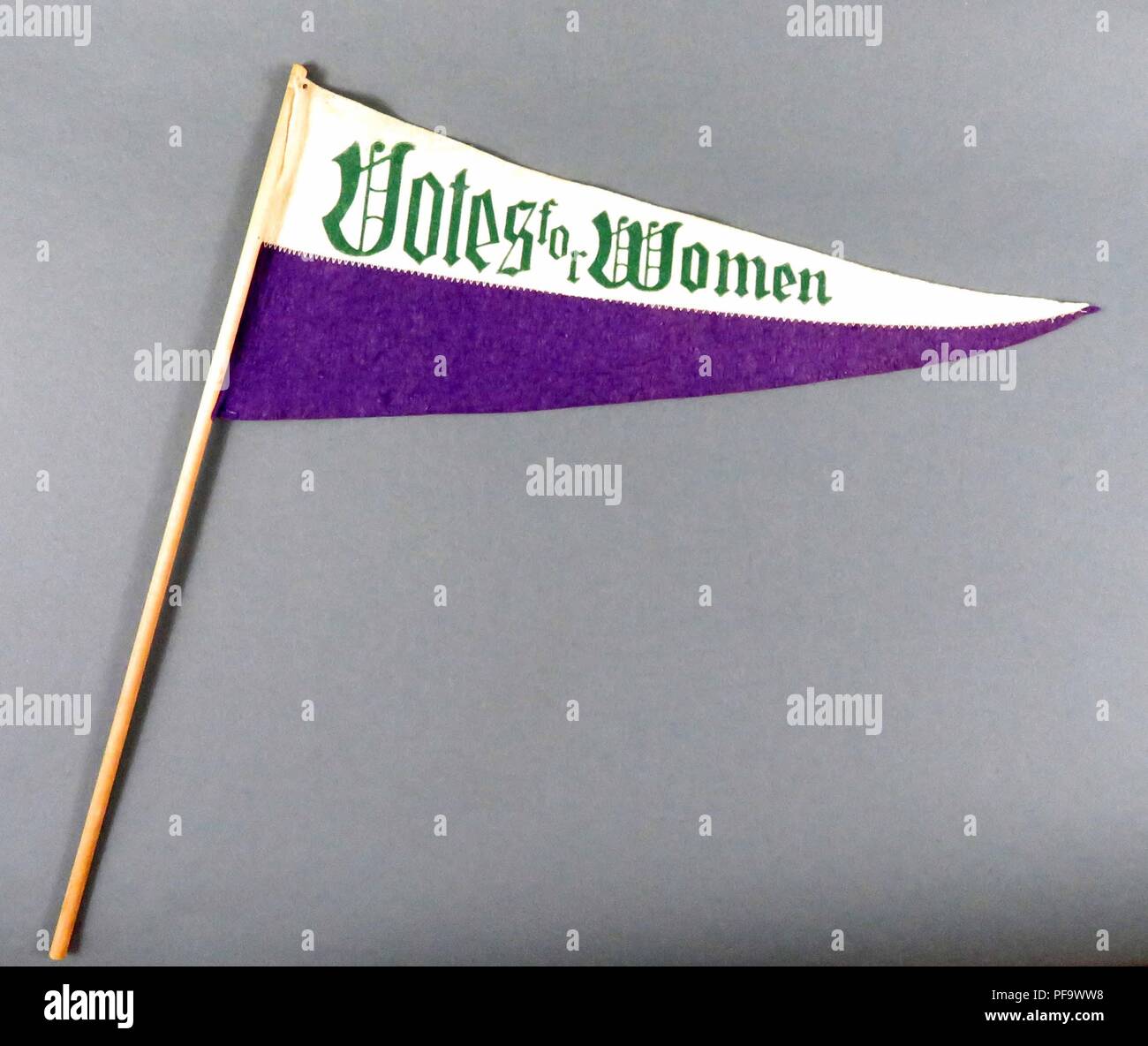 Viola, il bianco e il verde, il suffragio pennant o un banner con il messaggio "voti per le donne, ' prodotte per il mercato americano, con uno schema di colori presi in prestito dalle donne e sociali dell'Unione politica, un militante, inglese gruppo di suffragio, fondata da Emmeline Pankhurst, 1900. Fotografia di Emilia van Beugen. () Foto Stock