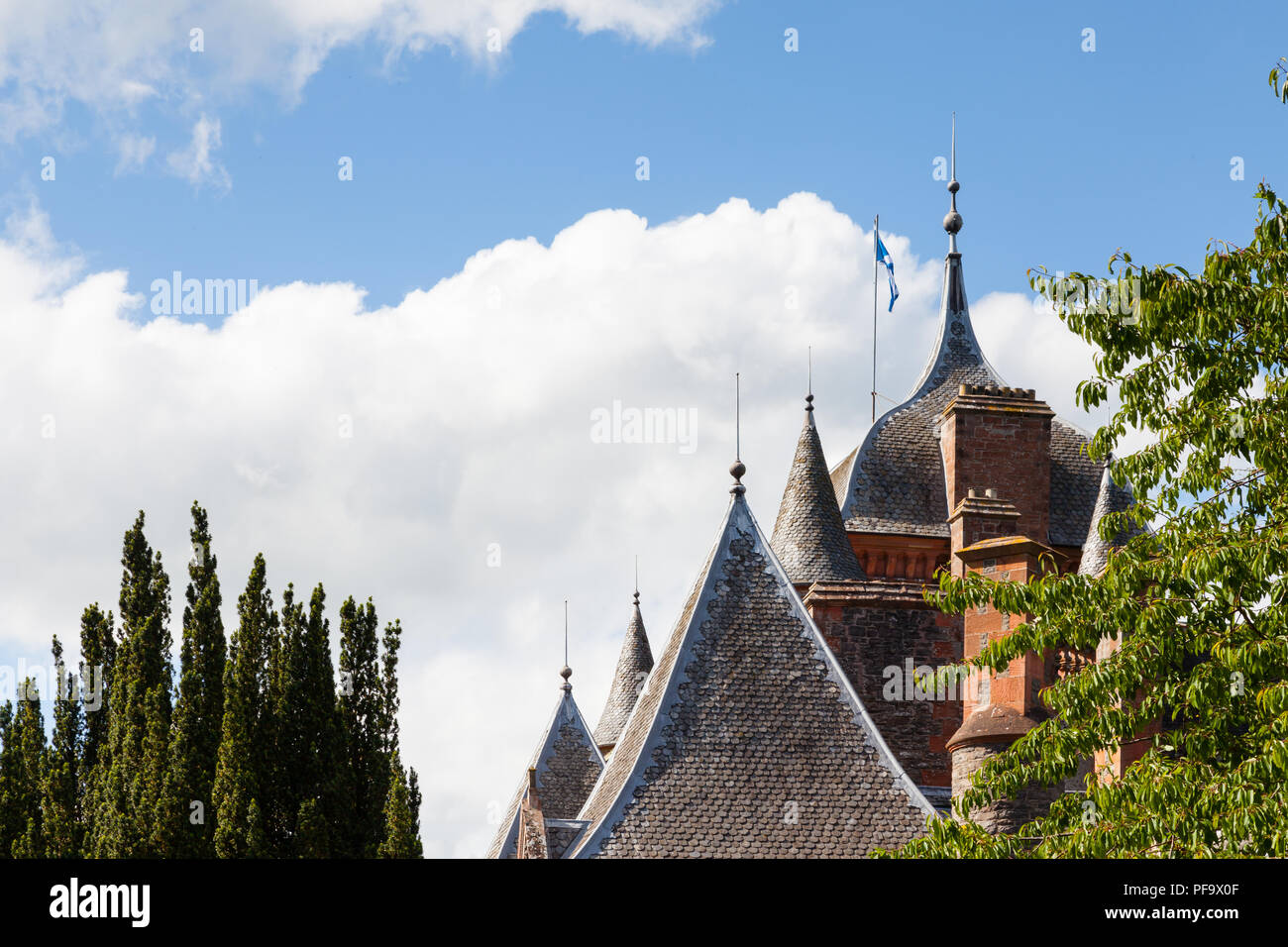 Il tetto ogee e torri merlate del castello di Thirlestane in Lauder, Scozia. Foto Stock