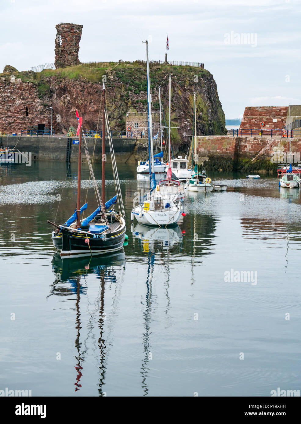 Barche da pesca nel porto, Dunbar, East Lothian, Scozia, Regno Unito Foto Stock