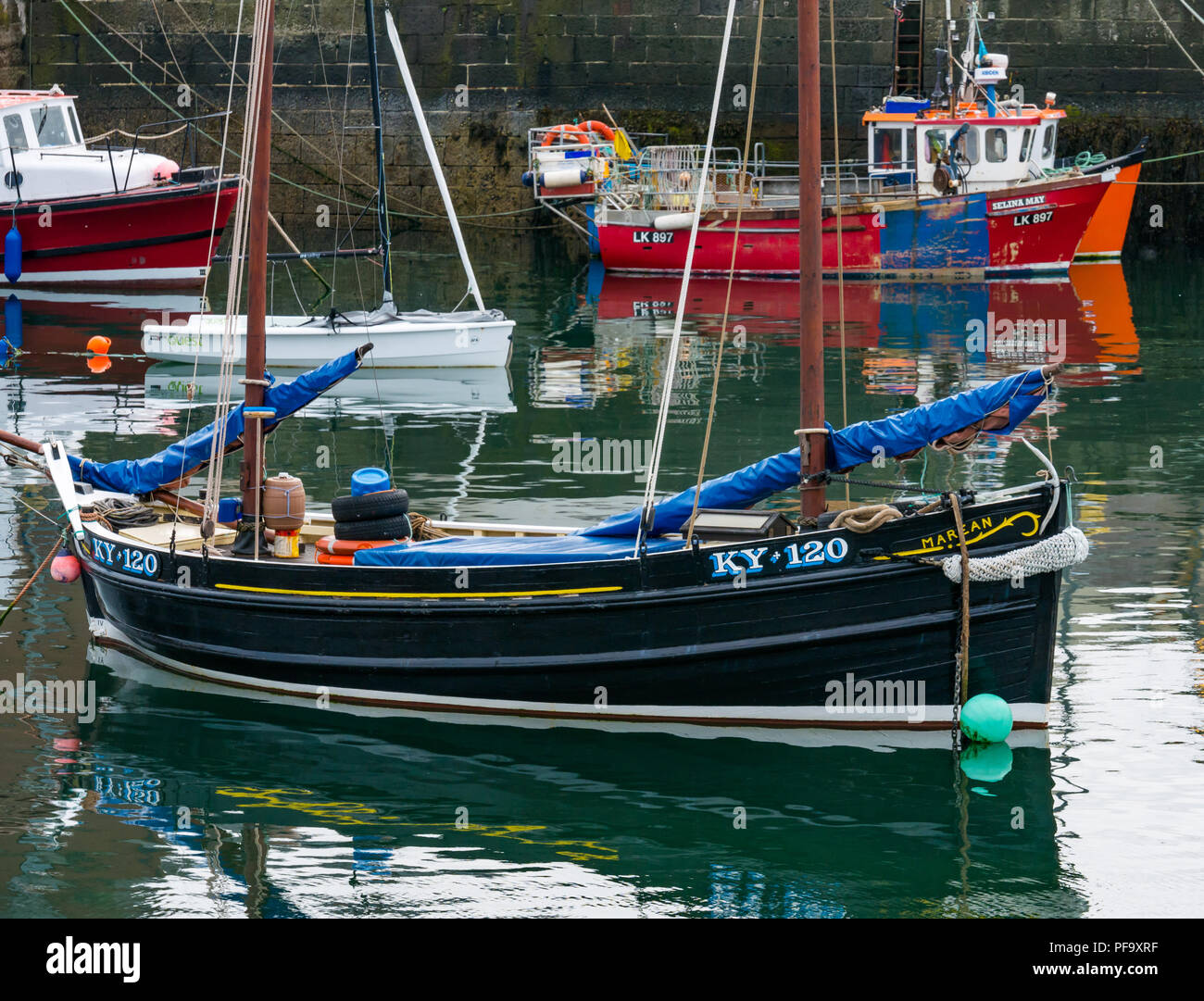 Colorate barche da pesca nel pittoresco porto, Dunbar, East Lothian, Scozia, Regno Unito Foto Stock