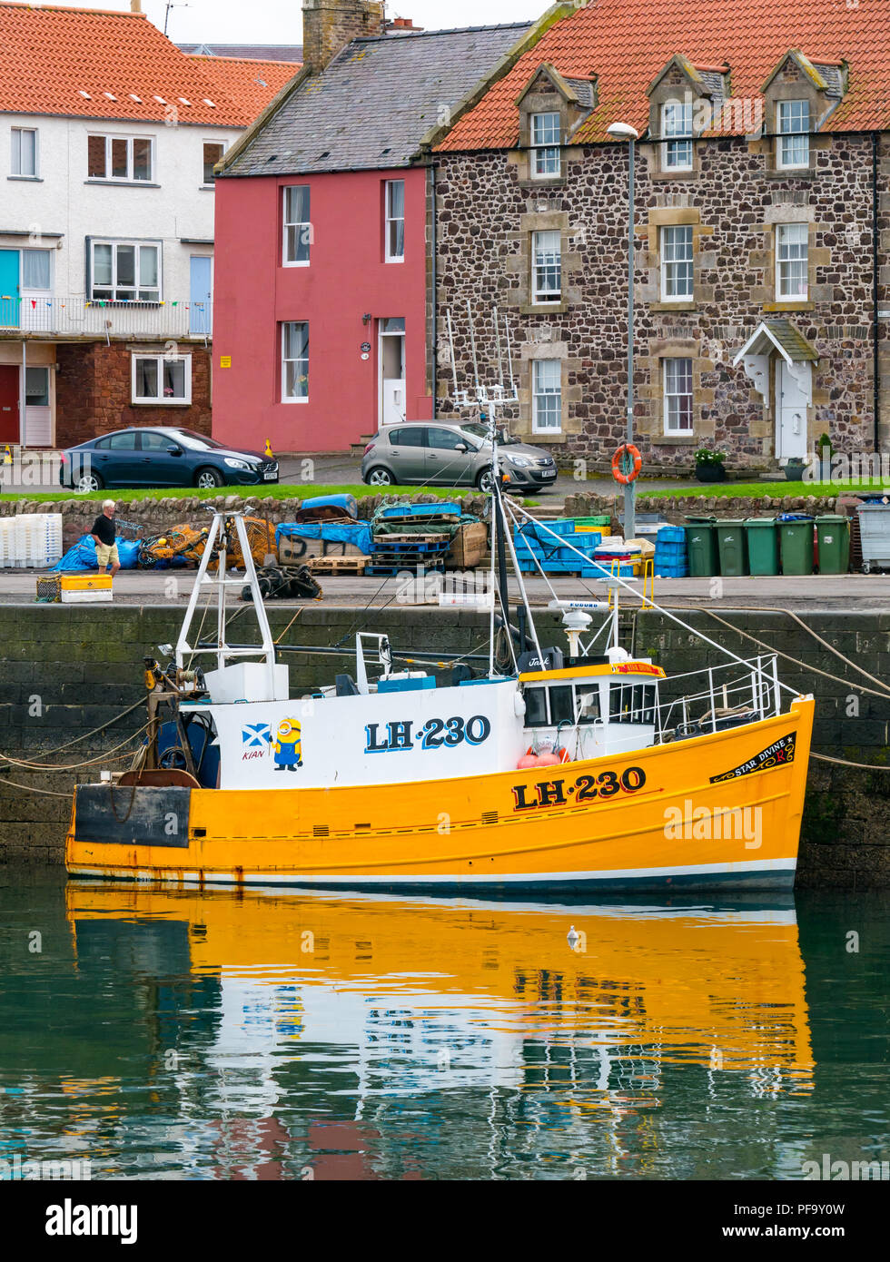 Cp;ourful barche da pesca nel pittoresco porto, Dunbar, East Lothian, Scozia, Regno Unito Foto Stock