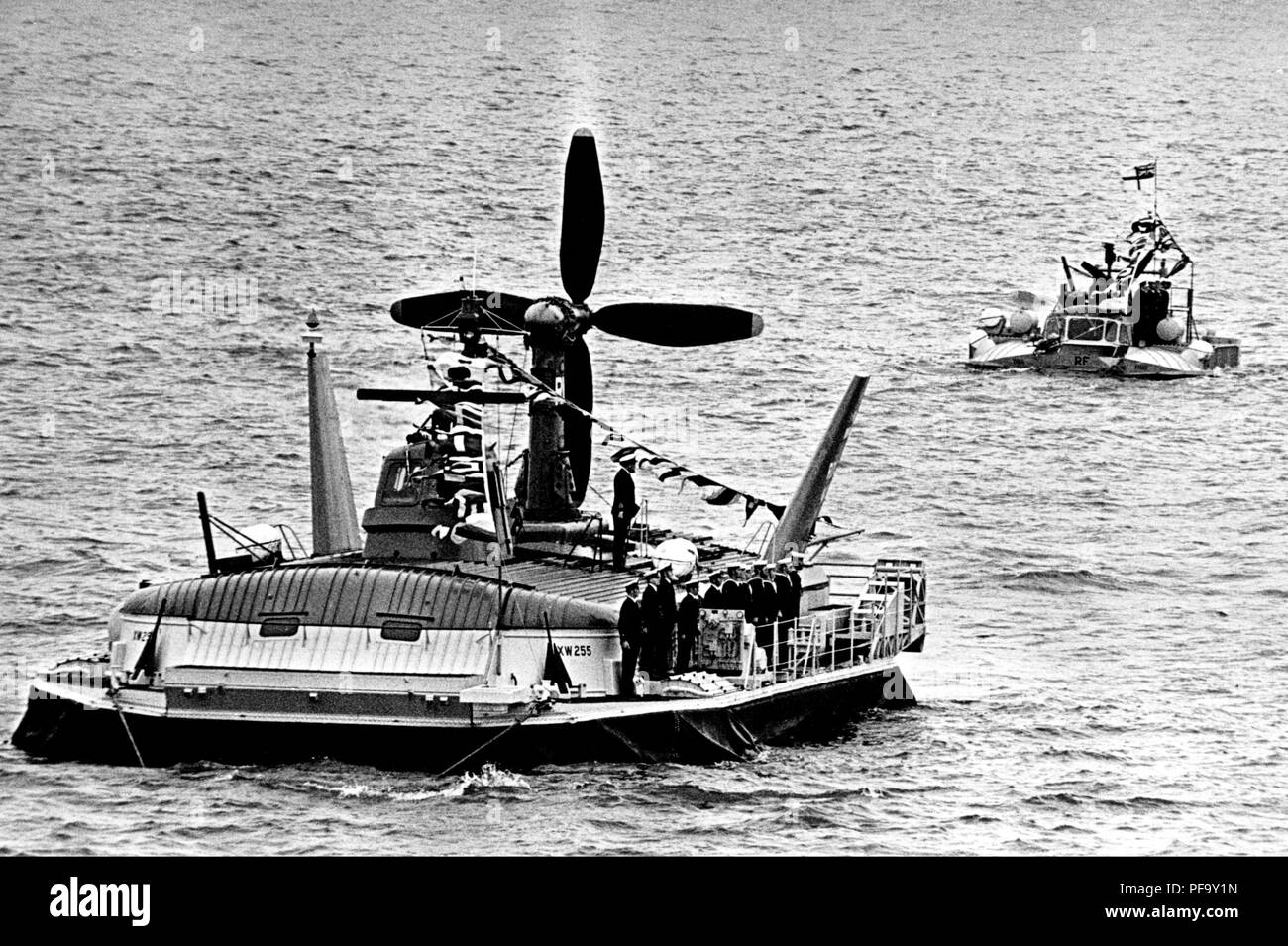 AJAX NEWS FOTO. 1977. SPITHEAD, Inghilterra. - HOVERCRAFT - ROYAL NAVY hovercraft sperimentale squadrone visto durante il 1977 Silver Jubilee revisione della flotta. Foto:JONATHAN EASTLAND/AJAX REF:SJR 77 Foto Stock