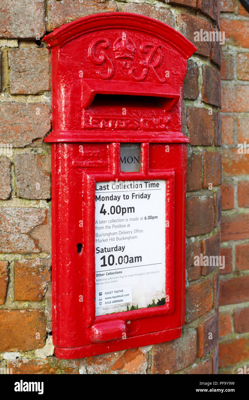 Buckingham, Regno Unito - 16 gennaio 2016. Un tradizionale British Post Box è impostato in una parete nel Buckinghamshire. Foto Stock