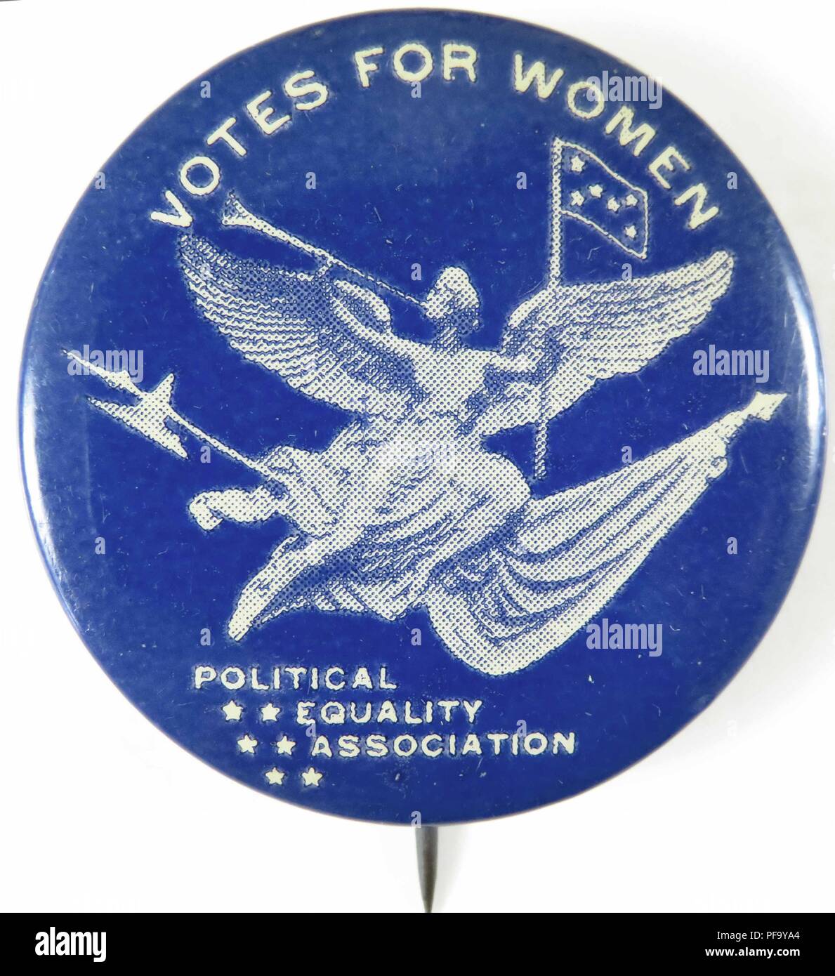 Pinback pulsante con testo di lettura voti per le donne dalla parità politica di associazione, invocando per il suffragio femminile, 1910. () Foto Stock