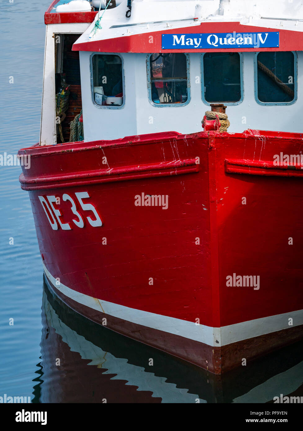 Close up di colorate barche da pesca chiamato Maggio Regina V nel porto, Dunbar, East Lothian, Scozia, Regno Unito Foto Stock