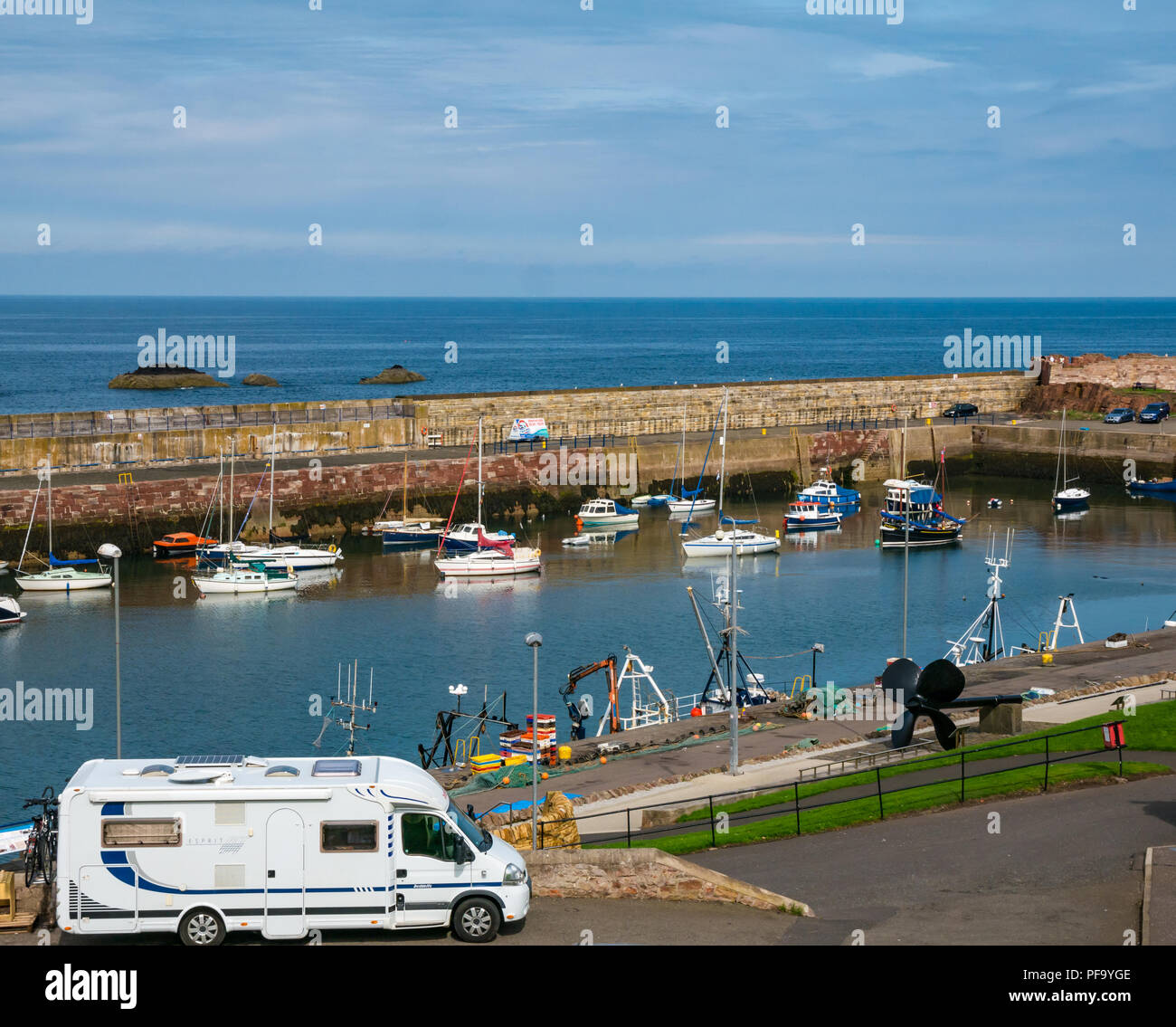 Vista delle barche da pesca a Dunbar harbour con sosta camper, Dunbar, East Lothian, Scozia, Regno Unito Foto Stock