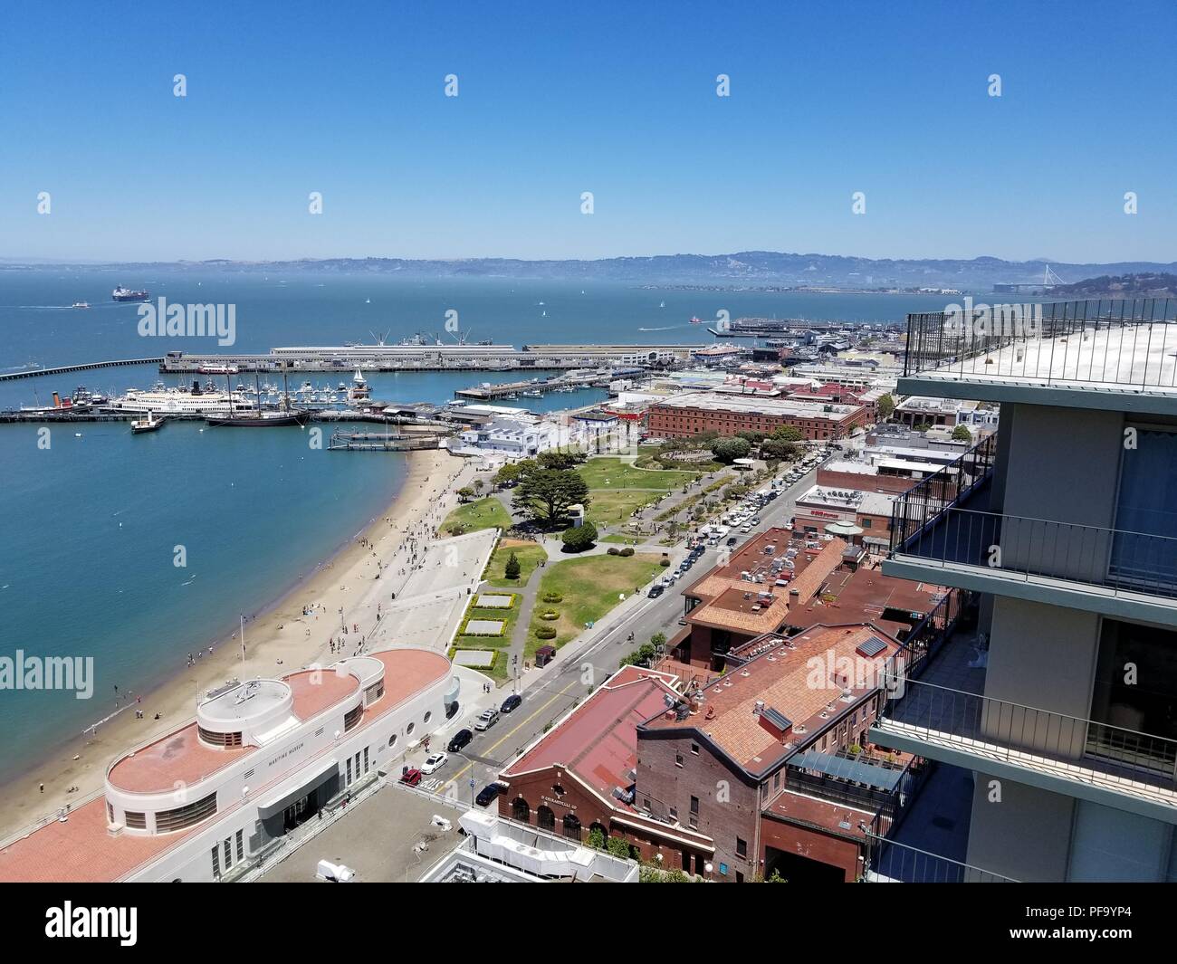Vista aerea di San Francisco, California, compresi Fisherman Wharf, l'Hyde Street Pier, il San Francisco al Museo Marittimo e la baia di San Francisco in una giornata di sole, 23 giugno 2018. () Foto Stock