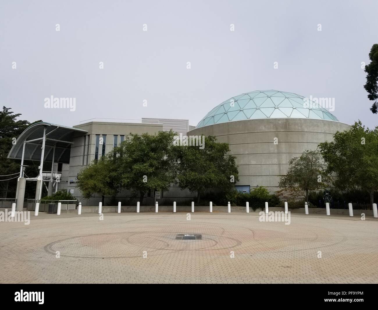 Vista esterna con la cupola del planetario al Chabot spazio e Science Center, un museo della scienza di Oakland, California, 27 giugno 2018. () Foto Stock