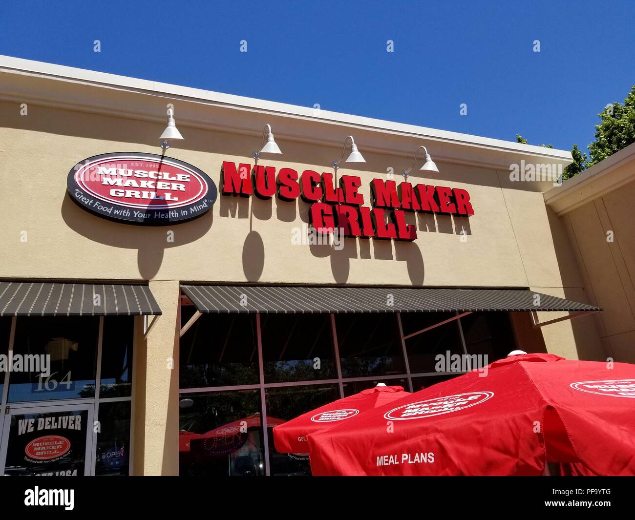 Facciata con segno e il logo presso il Ristorante salutista muscolo Maker Grill a San Ramon, California, 9 luglio 2018. () Foto Stock