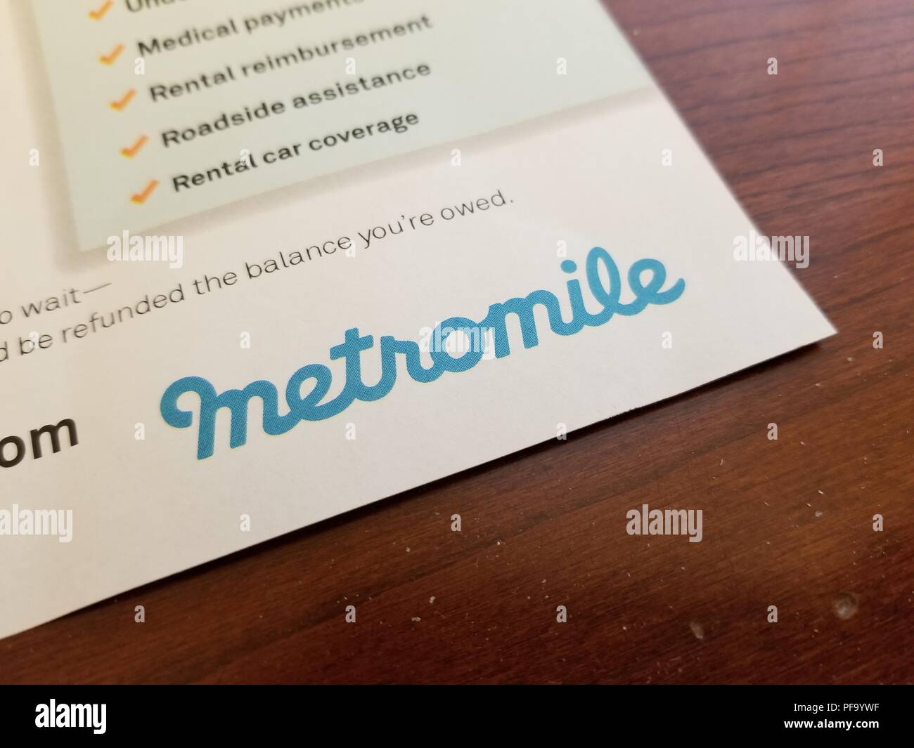 Close-up di logo per Metromile pay per miglio auto di assicurazione Società sulla luce di una superficie di legno a San Ramon, California, il 6 luglio 2018. () Foto Stock