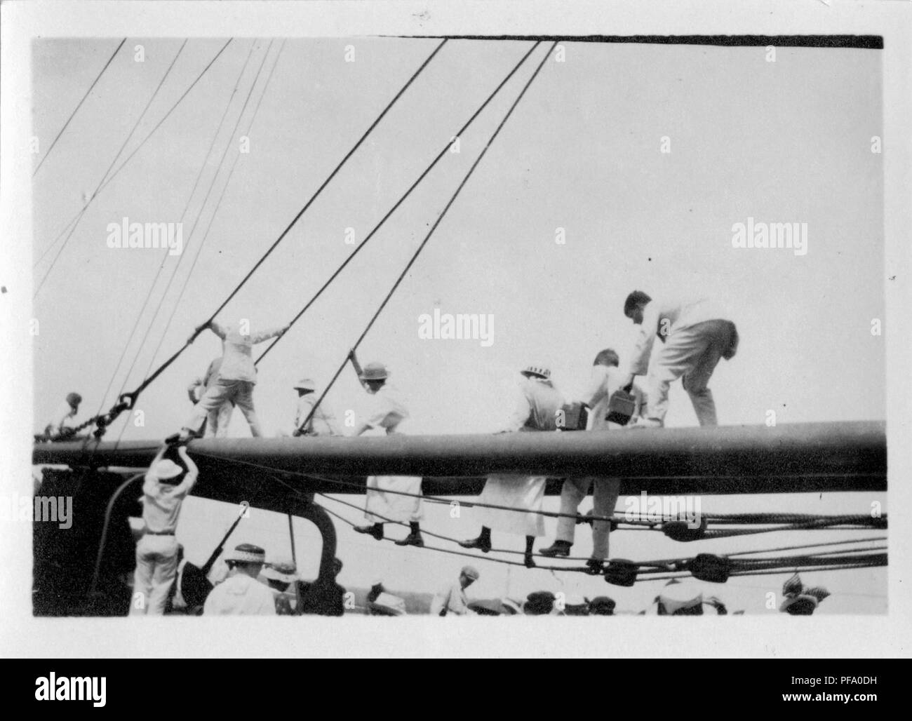 Fotografia in bianco e nero, mostrando un gruppo di maschio e femmina di passeggeri seduti e in piedi su un armamento di una nave che naviga il Canale di Panama, 1915. () Foto Stock