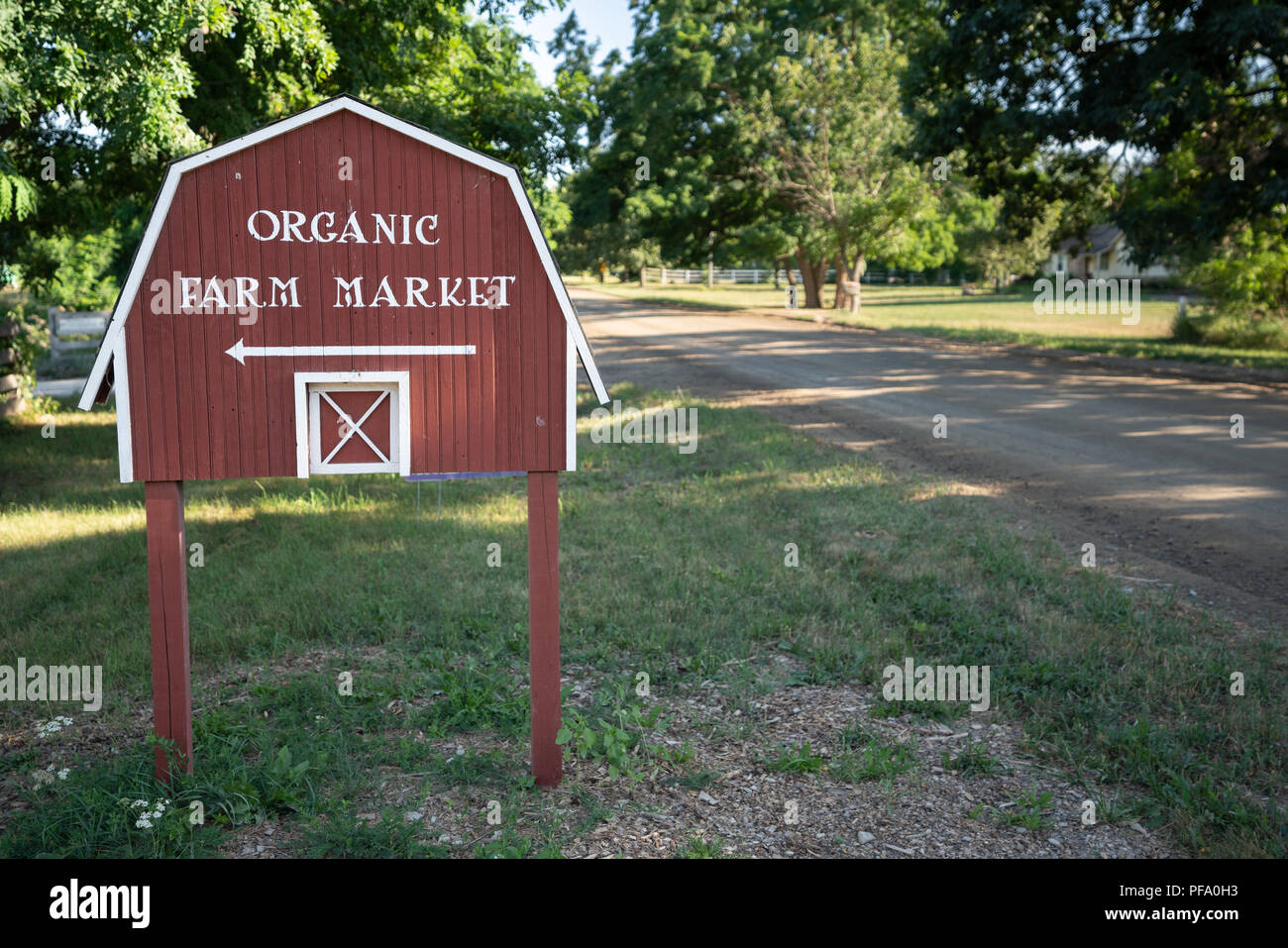 Azienda agricola biologica di segno di mercato sul lato della strada Foto Stock