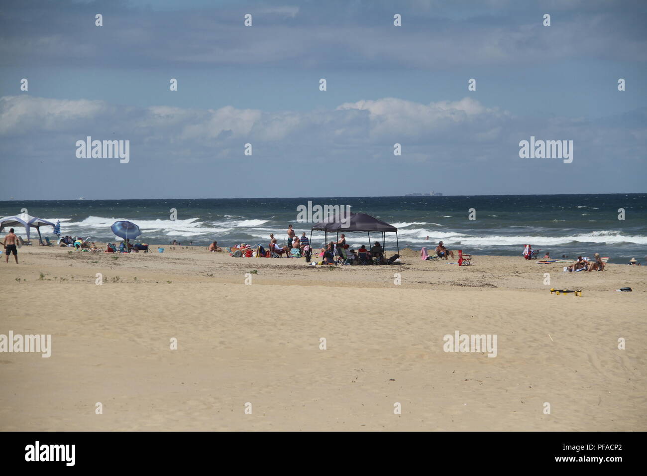 La gente a prendere il sole a Virginia Beach, Stati Uniti d'America Foto Stock