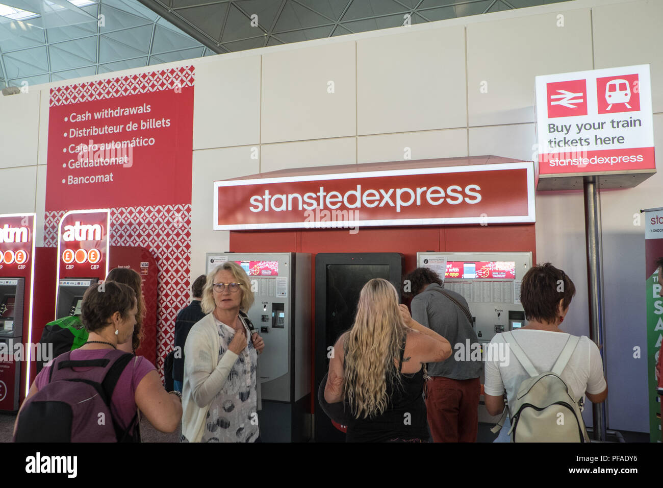 Stansted Express, treno,servizio,ticket,vending,l'aeroporto di Stansted,arrivo,il terminale,Agosto,l'estate,Londra,Essex,l'Inghilterra,l'Europa,Unione,passeggeri,l'arrivo, Foto Stock