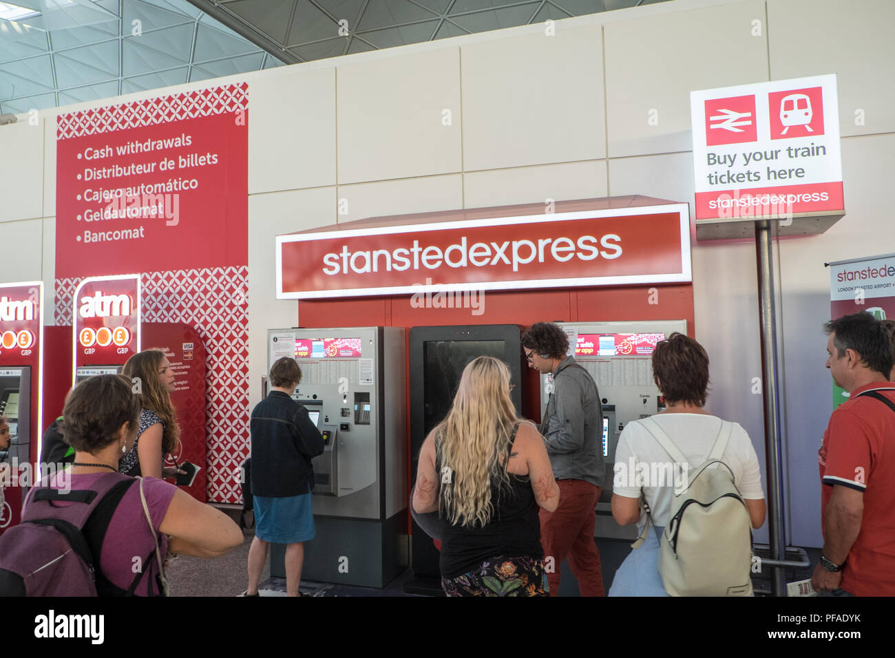 Stansted Express, treno,servizio,ticket,vending,l'aeroporto di Stansted,arrivo,il terminale,Agosto,l'estate,Londra,Essex,l'Inghilterra,l'Europa,Unione,passeggeri,l'arrivo, Foto Stock