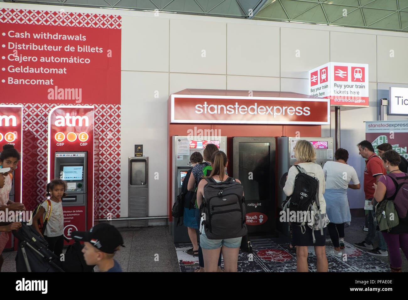 Stansted Express, treno,servizio,ticket,vending,l'aeroporto di Stansted,arrivo,il terminale,Agosto,l'estate,Londra,Essex,l'Inghilterra,l'Europa,Unione,passeggeri,l'arrivo, Foto Stock
