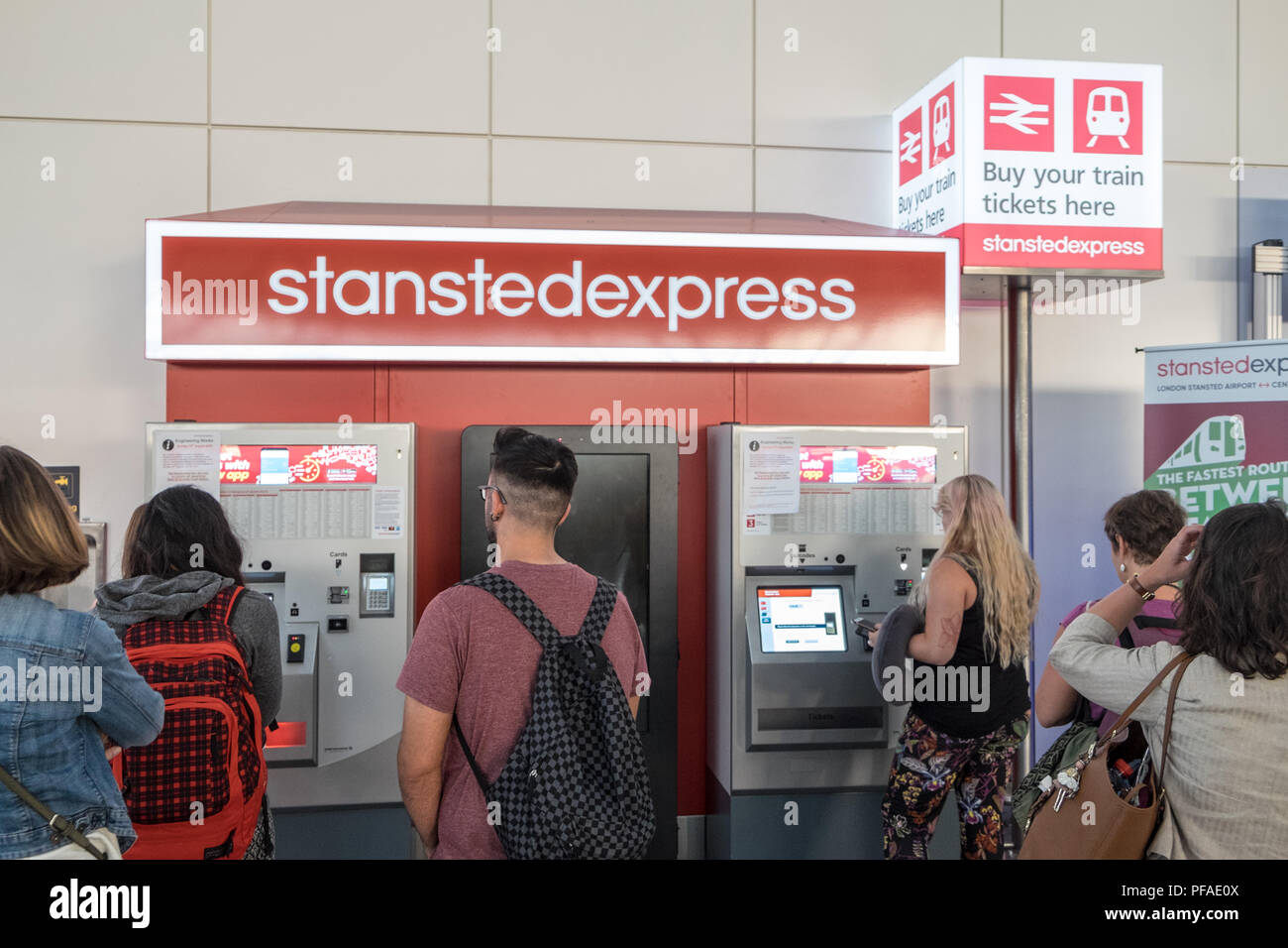Stansted Express, treno,servizio,ticket,vending,l'aeroporto di Stansted,arrivo,il terminale,Agosto,l'estate,Londra,Essex,l'Inghilterra,l'Europa,Unione,passeggeri,l'arrivo, Foto Stock