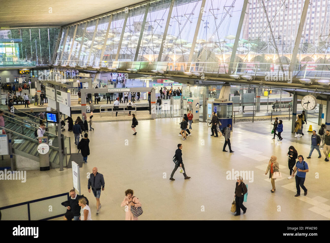 Stratford,DLR,Docklands Light Railway,treno stazione,,concourse,Londra,l'Inghilterra,trasporto,hub,trasporto,l'arte per tutti,progetto, Foto Stock