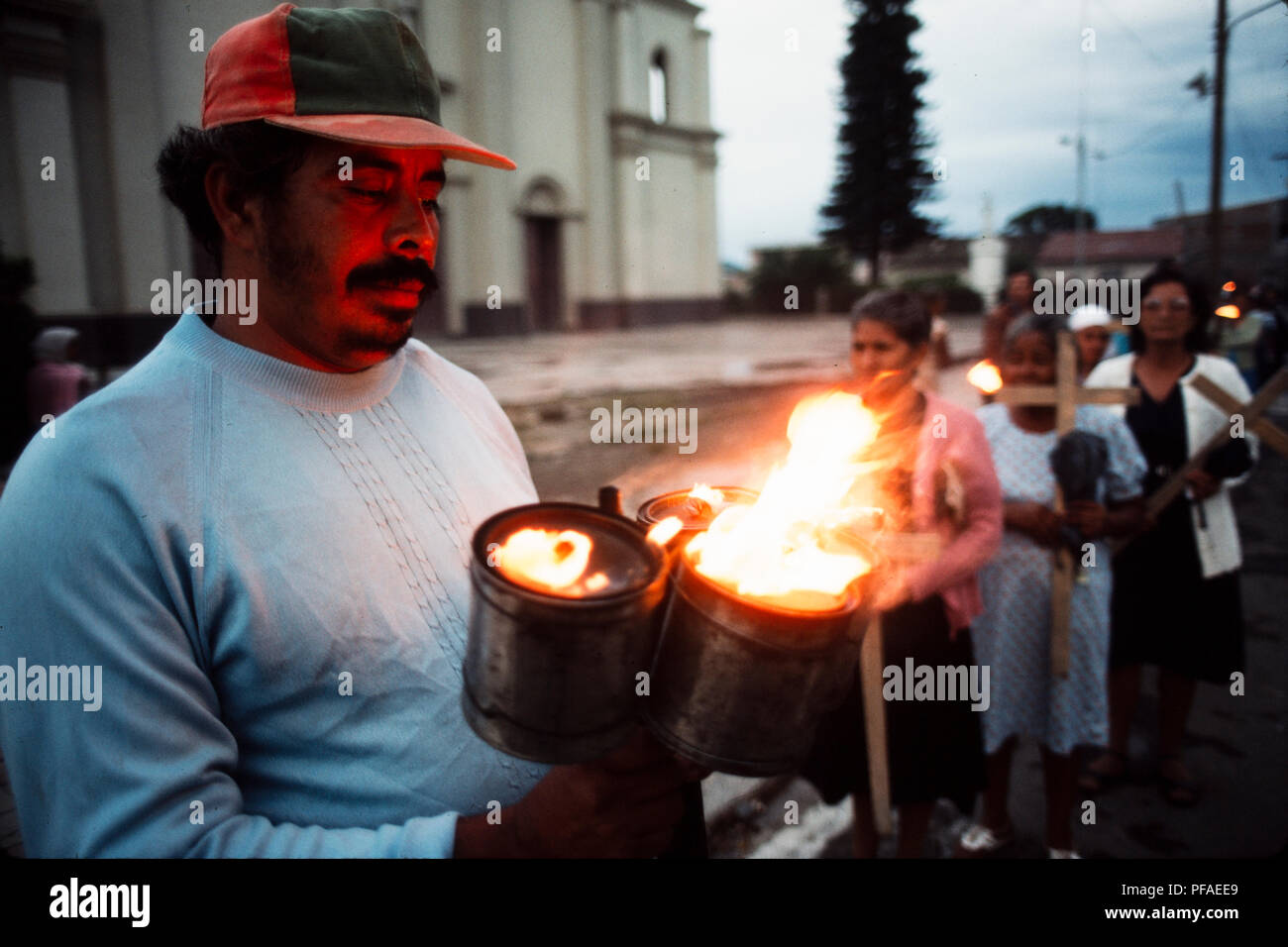 Managua, Nicaragua, luglio 1986; al settimo anniversario della caduta di Somoza una processione di donne per ricordare i figli e fratelli uccisi in quel conflitto e l'attuale lotta con il US-backed Contra guerriglieri. Foto Stock
