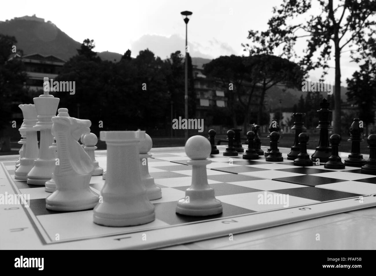 Giocare a scacchi sotto l'Abbazia di Montecassino Foto Stock