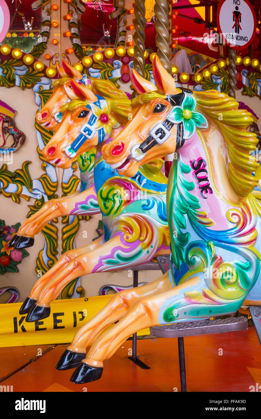 Tre cavallo di legno su un merry-go-round Foto Stock