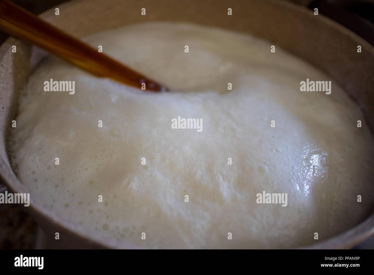 Il latte che è in ebollizione possono prendersi cura di in qualsiasi momento, Foto Stock