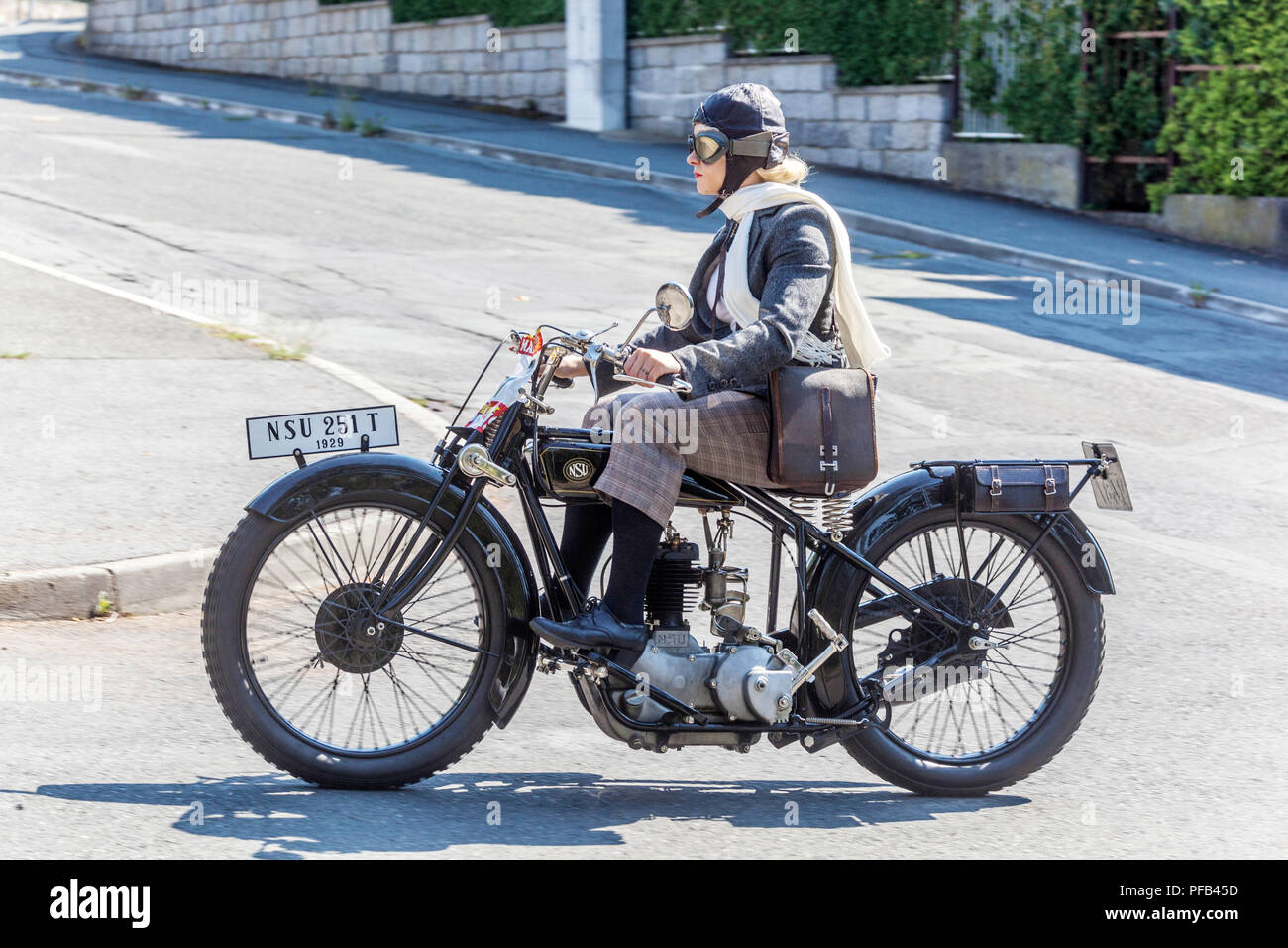 Una donna in costume d'epoca su una moto d'epoca Veteran, NSU 251 T, 1929, moto d'epoca donna Repubblica Ceca Foto Stock