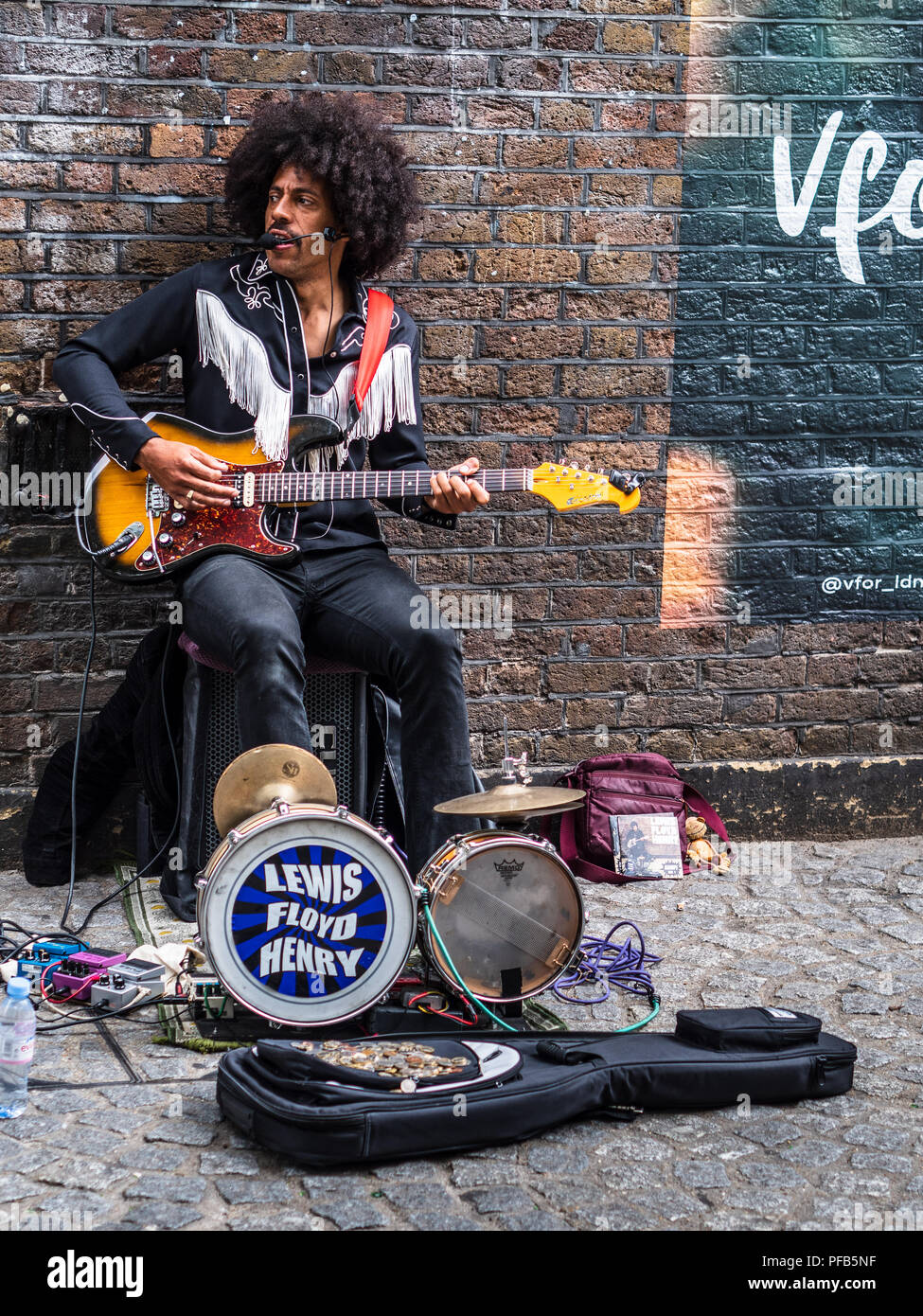 London Busker - Brick Lane Busker - London Street musicista e One Man Band Hendrix Tribute Lewis Floyd Henry Foto Stock