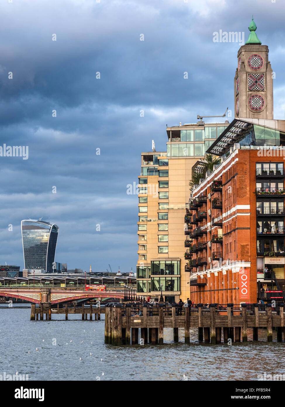 Lo skyline di Londra South Bank compresa la Oxo Tower e il walkie talkie edifici Foto Stock