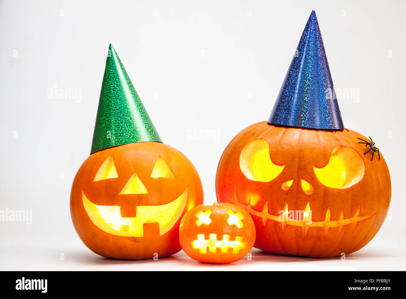 Zucca di Halloween jack testa lanterna con candele accese isolati su sfondo bianco Foto Stock