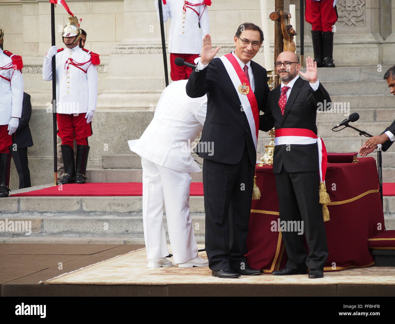 Martin Vizcarra (L), il nuovo presidente del Perù, prende il giuramento di Christian Sanchez Reyes come ministro del Lavoro al palazzo del governo. Vizcarra divenne presidente dopo le dimissioni dell ex presidente Kuczynski Foto Stock