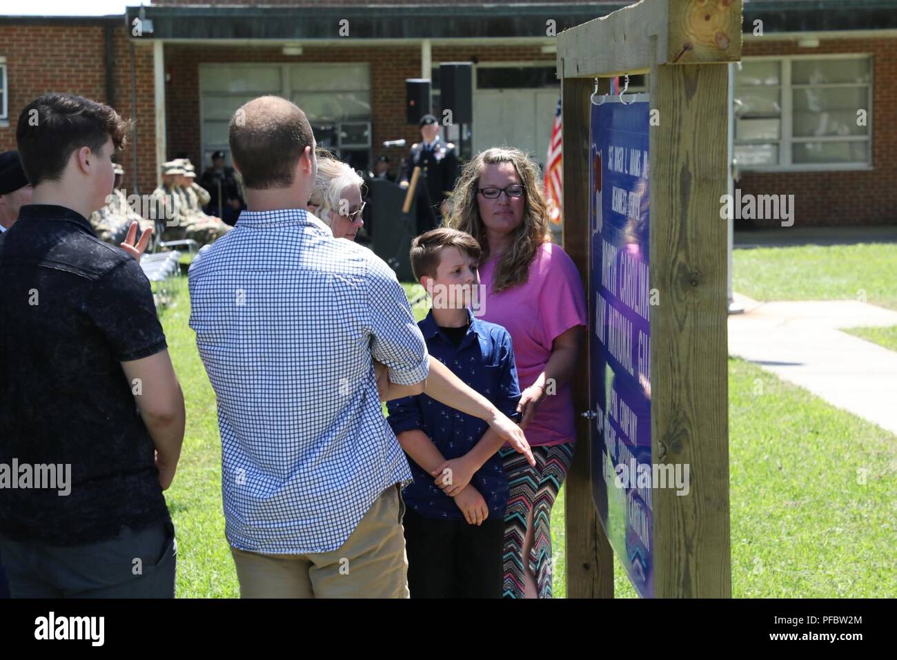 La famiglia di Sgt. Roger Adams svela il nuovo segno dedicando la N.C. La Guardia Nazionale di Benson Readiness Center come il Sgt. Roger Adams Center su Venerdì, 1 giugno 2018. Sgt. Adams, che è stato un membro della N.C. La protezione della società A, 1-120th combinato battaglione di armi del trentesimo pesante combattimento vigili del Team è stato ucciso il 29 giugno 2009 mentre di pattuglia a Baghdad, Iraq, quando l'Humvee fu di equitazione in è stato aggredito con un improvvisato dispositivo esplosivo (IED). Anche uccisi erano Sgt. 1. Classe Edward C. Kramer, Sgt. Juan C. Baldeosingh e SPC. Robert L. Bittiker. (North Carolina National Guard Foto Stock