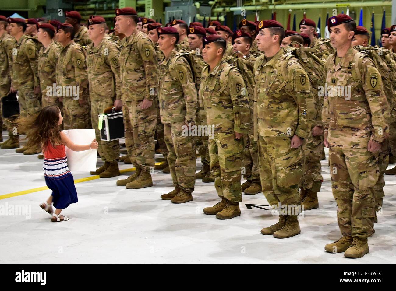 Alcuni membri della famiglia non potevo aspettare di dare il benvenuto a quasi 400 paracadutisti dalla quarta brigata di fanteria combattere Team (airborne), XXV divisione di fanteria home giugno 2 in corrispondenza del giunto di base del Elmendorf-Richardson Hangar 1 dopo il loro ritorno da un periodo di nove mesi di deployment in Afghanistan a sostegno della libertà di funzionamento di Sentinel. Foto Stock