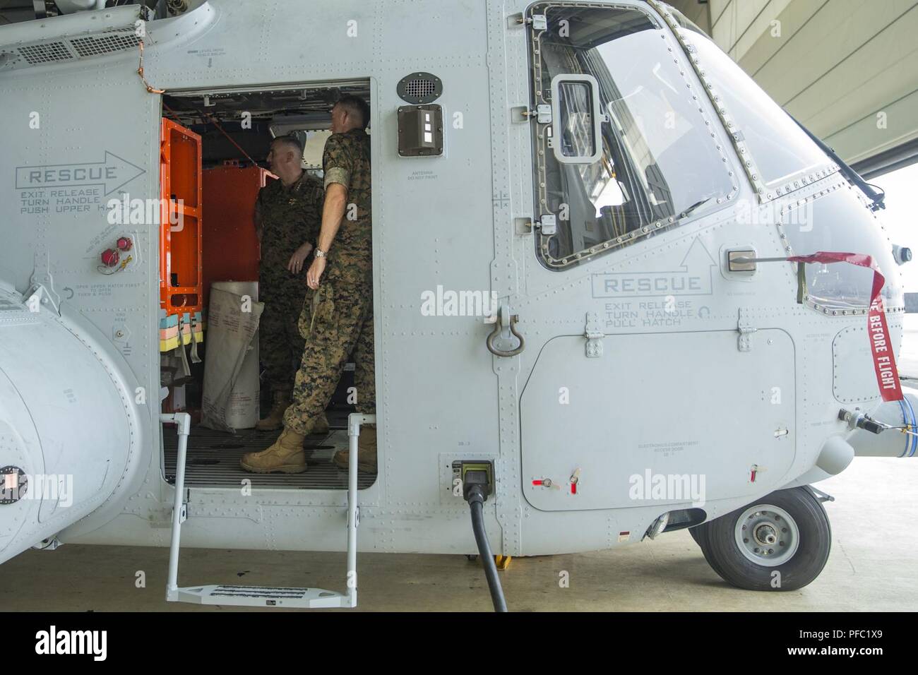 Assistente Comandante del Marine Corps gen. Glenn M. Walters visite Marine Corps Air Station New River, 7 Giugno per visualizzare le funzionalità del nuovo CH-53K re stallone a marino prova di funzionamento e valutazione Squadron 1. Il VMX-1 ha ricevuto il Marine Corps' PRIMA CH-53K 16 Maggio e valuterà la manutenzione, il supporto e la logistica del re stallone. Foto Stock