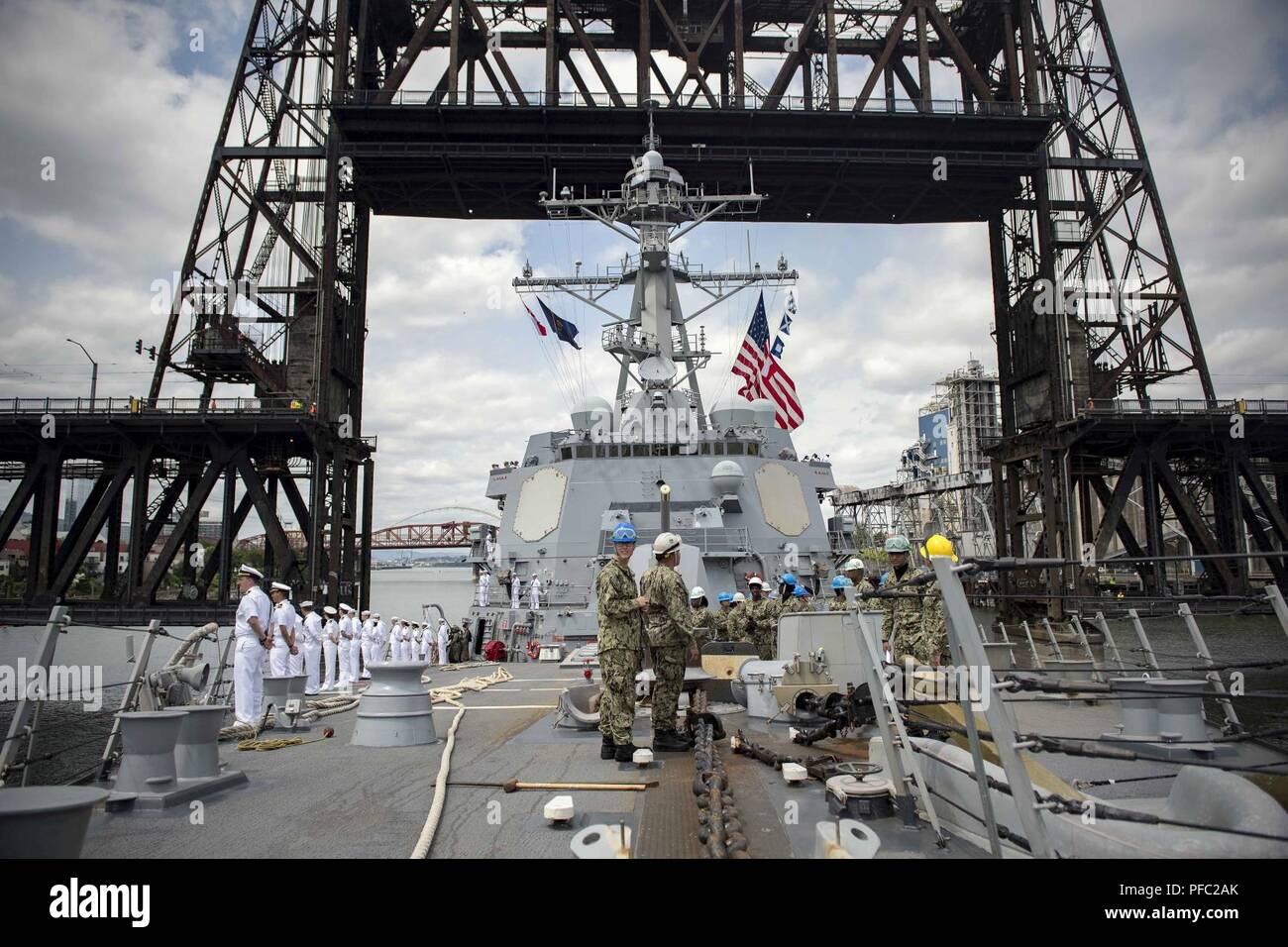 Fiume WILLAMETTE, (7 giugno 2018) Il Arleigh Burke-class guidato-missile destroyer USS Michael Murphy (DDG 112), passa sotto il ponte in acciaio come la nave transita verso Portland, Ore. per Rose Festival Settimana della flotta. Il festival e Portland Settimana della flotta sono una festa del mare servizi con i marinai, marine, e Guardia Costiera membri provenienti da Stati Uniti e Canada che rendono la città una porta di chiamata. Foto Stock