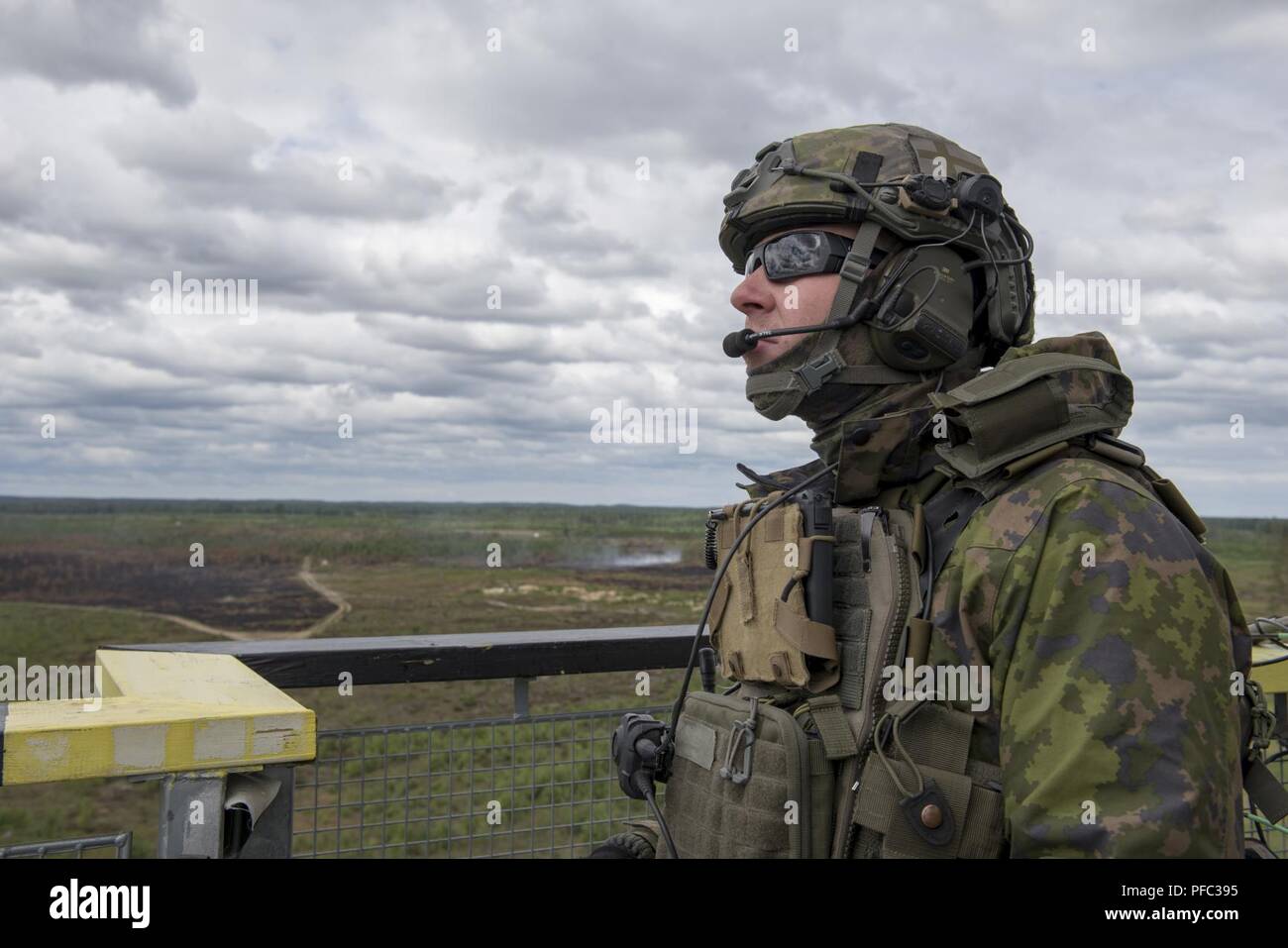 Finnish Air Force Il morsetto di giunzione controller attacco sondaggi la gamma prima di chiamare un attacco aereo da un F-16 Fighting Falcon dal centoventesimo Fighter Squadron, Colorado Air National Guard a gamma di tapas, Estonia, durante lo sciopero di Saber 18, Giugno 5,2018 . Sciopero di Saber 18 è l'ottava iterazione della lunga U.S. Esercito Europa-led formazione cooperativa esercizio progettata per migliorare l'interoperabilità tra alleati e partner regionali, pur concentrandosi sul miglioramento della terra e aria le capacità operative e il treno con la NATO l'accresciuta presenza in avanti (eFP) gruppi tattici. Foto Stock