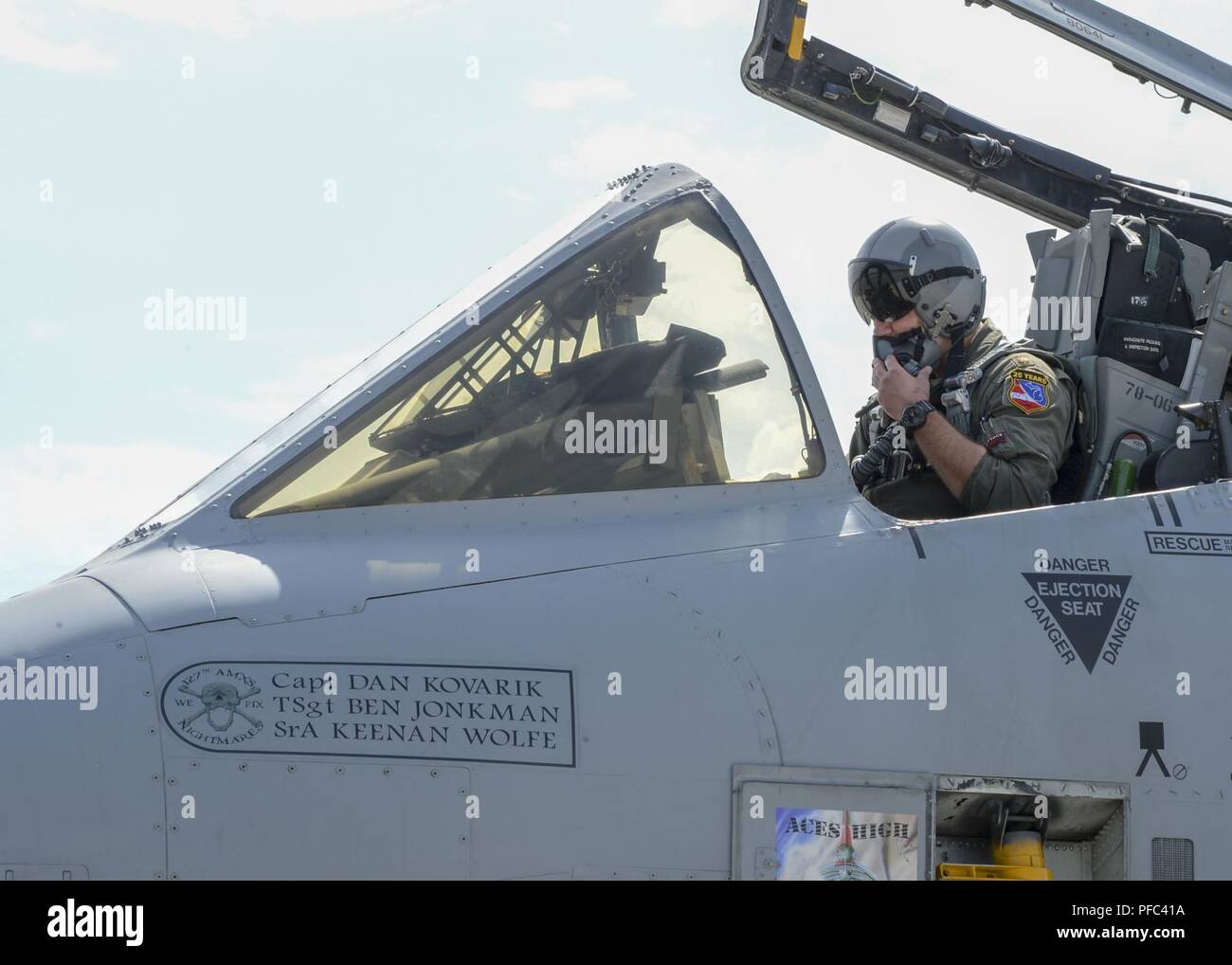 Il Mag. David Dennis, 107th Fighter Squadron Direttore delle Operazioni e A-10 pilota, distribuito in Europa da l'ala 127a Selfridge Air National Guard Base, Michigan, completa la sua fase di pre-flight lista al Lielvarde Air Base, Lettonia, Giugno 4, 2018. Membri del 127supportato Saber Strike 18 per aiutare a costruire negli Stati Uniti e in nazioni partner' funzionalità. Foto Stock