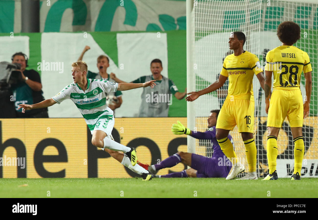 20.08.2018, Baviera, Fürth: Calcio: DFB Cup, SpVgg Greuther Fürth - Borussia Dortmund, primo round a Sportpark Ronhof Thomas Sommer. Sebastian Ernst (l) da Fürth celebra il suo obiettivo 1-0 accanto a Dortmund Portiere Bürki romano (l-r), Manuel Akanji e Axel Witsel. (Nota importante: la DFB vieta l' uso di immagini in una sequenza su Internet e nei contenuti multimediali in linea durante il gioco (compreso il tempo di dimezzamento). vesting period! La DFB consente la pubblicazione ed inoltre di utilizzare le immagini su dispositivi mobili (soprattutto MMS) e via DVB-H e DMB solo dopo la fine del gioco. Foto: Daniel Karmann/dpa Foto Stock