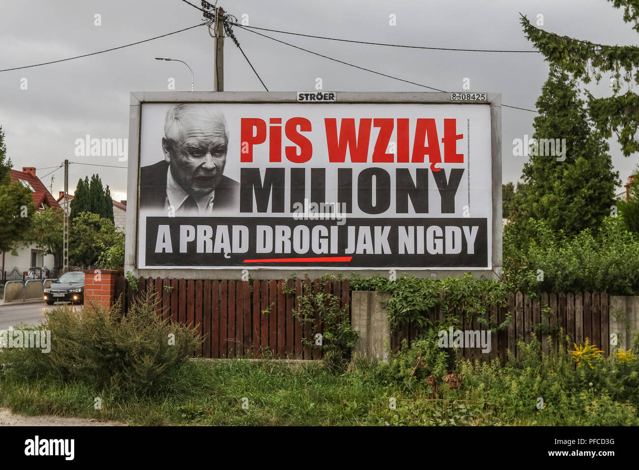 Gdansk, Polonia xx agosto 2018 Billboard con Jaroslaw Kaczynski faccia e slogan ' PiS (diritto e giustizia) ha preso milioni, e l'elettricità è costoso come mai prima d ' è visto. Poster finanziati dai partiti di opposizione visualizzati in tutto il paese si riferiscono ai giganteschi benefici finanziari di persone connesse con il governo. Le elezioni locali in Polonia sono programmate per il mese di ottobre 21st. 2018 © Vadim Pacajev / Alamy Live News Foto Stock