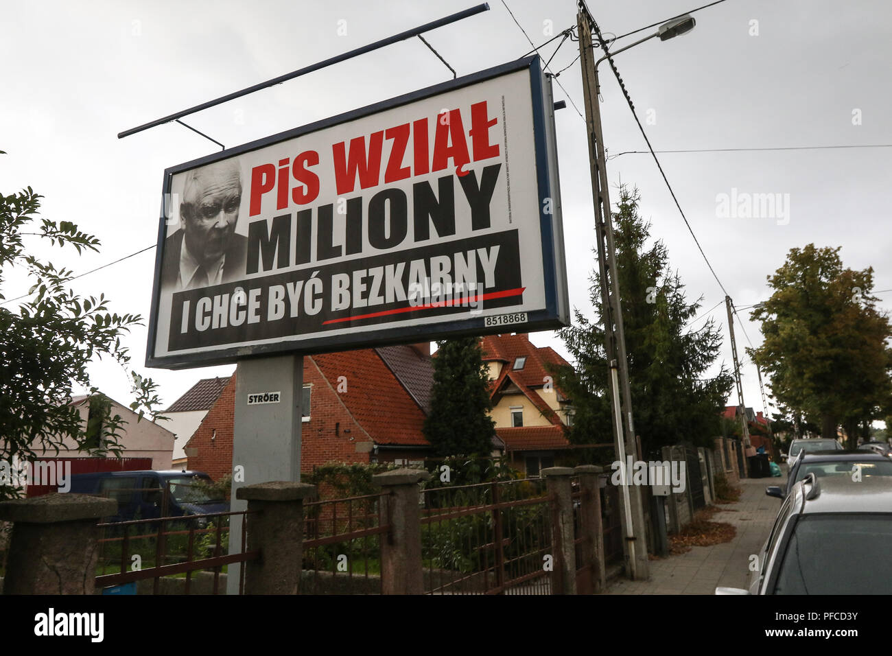 Gdansk, Polonia xx agosto 2018 Billboard con Jaroslaw Kaczynski faccia e slogan ' PiS (diritto e giustizia) ha preso milioni e desidera essere impuniti ' è visto. Poster finanziati dai partiti di opposizione visualizzati in tutto il paese si riferiscono ai giganteschi benefici finanziari di persone connesse con il governo. Le elezioni locali in Polonia sono programmate per il mese di ottobre 21st. 2018 © Vadim Pacajev / Alamy Live News Foto Stock