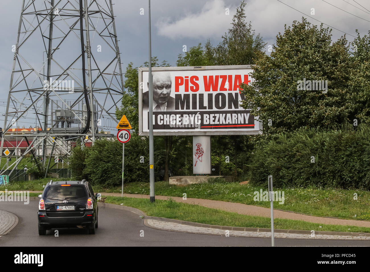 Gdansk, Polonia xx agosto 2018 Billboard con Jaroslaw Kaczynski faccia e slogan ' PiS (diritto e giustizia) ha preso milioni e desidera essere impuniti ' è visto. Poster finanziati dai partiti di opposizione visualizzati in tutto il paese si riferiscono ai giganteschi benefici finanziari di persone connesse con il governo. Le elezioni locali in Polonia sono programmate per il mese di ottobre 21st. 2018 © Vadim Pacajev / Alamy Live News Foto Stock