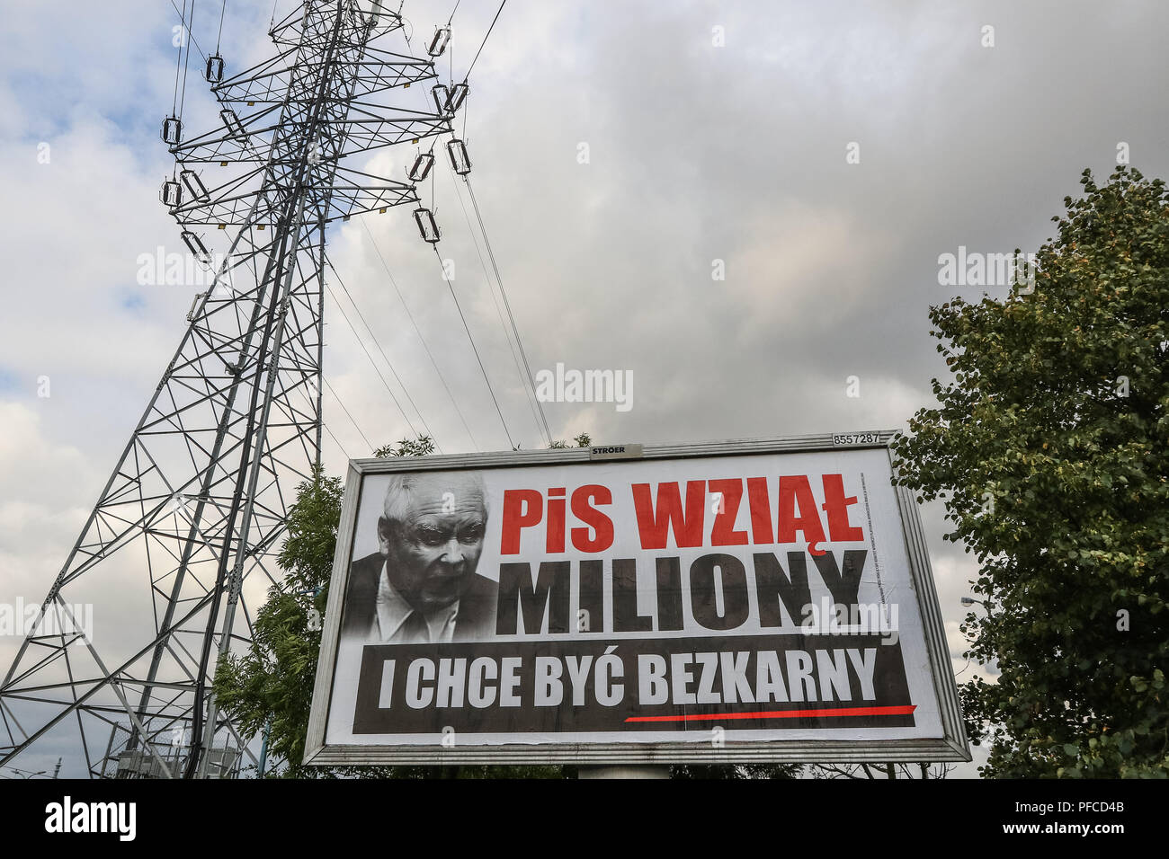 Gdansk, Polonia xx agosto 2018 Billboard con Jaroslaw Kaczynski faccia e slogan ' PiS (diritto e giustizia) ha preso milioni e desidera essere impuniti ' è visto. Poster finanziati dai partiti di opposizione visualizzati in tutto il paese si riferiscono ai giganteschi benefici finanziari di persone connesse con il governo. Le elezioni locali in Polonia sono programmate per il mese di ottobre 21st. 2018 © Vadim Pacajev / Alamy Live News Foto Stock