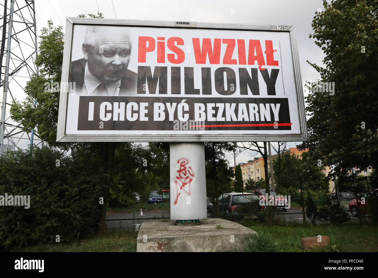 Gdansk, Polonia xx agosto 2018 Billboard con Jaroslaw Kaczynski faccia e slogan ' PiS (diritto e giustizia) ha preso milioni e desidera essere impuniti ' è visto. Poster finanziati dai partiti di opposizione visualizzati in tutto il paese si riferiscono ai giganteschi benefici finanziari di persone connesse con il governo. Le elezioni locali in Polonia sono programmate per il mese di ottobre 21st. 2018 © Vadim Pacajev / Alamy Live News Foto Stock