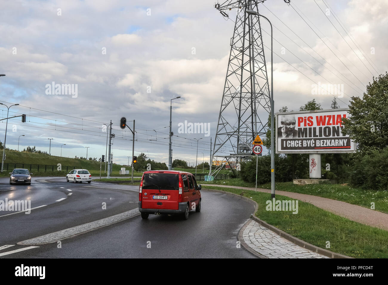 Gdansk, Polonia xx agosto 2018 Billboard con Jaroslaw Kaczynski faccia e slogan ' PiS (diritto e giustizia) ha preso milioni e desidera essere impuniti ' è visto. Poster finanziati dai partiti di opposizione visualizzati in tutto il paese si riferiscono ai giganteschi benefici finanziari di persone connesse con il governo. Le elezioni locali in Polonia sono programmate per il mese di ottobre 21st. 2018 © Vadim Pacajev / Alamy Live News Foto Stock