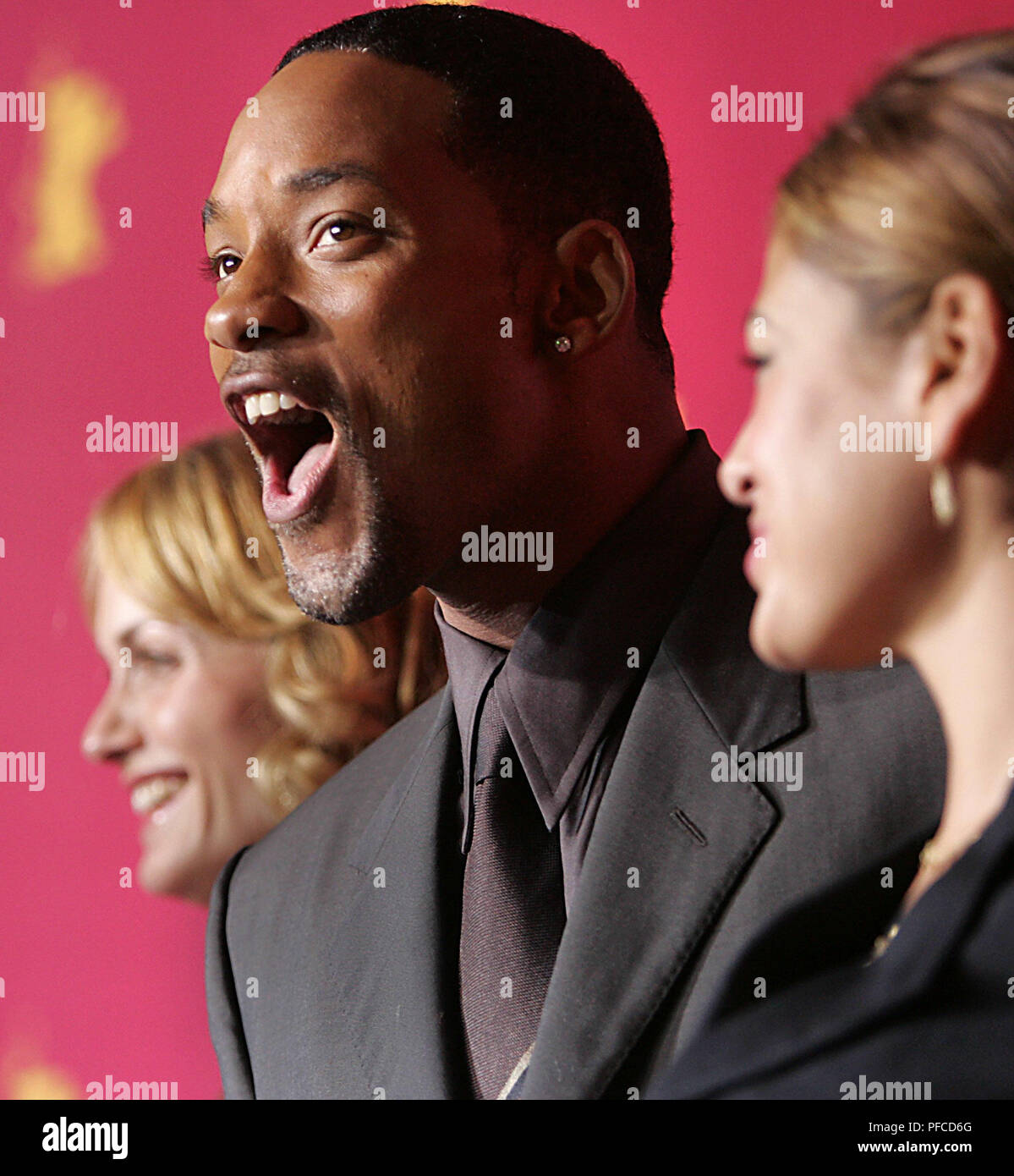 (Dpa) - US attrice Amber Valletta (L-R), noi attore e cantante Will Smith e US attrice Eva Mendes ridere durante la presentazione della pellicola US 'attacco' alla 55th Berlinale festival internazionale del cinema di Berlino, Germania, 18 febbraio 2005. | Utilizzo di tutto il mondo Foto Stock