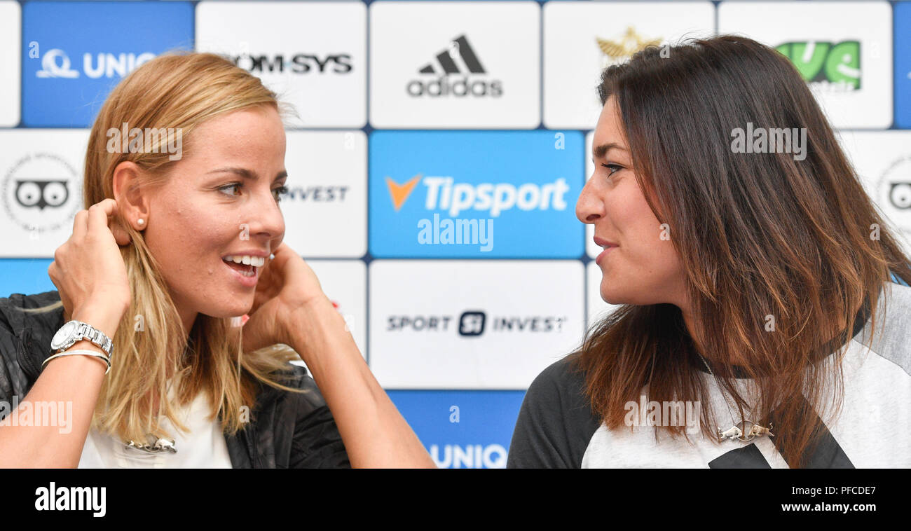 Praga, Repubblica Ceca. 21 Ago, 2018. Repubblica ceca i giocatori di beach volley Marketa Nausch Slukova (sinistra) e Barbora Hermannova Sorrisi durante una conferenza stampa sulla estremità di una parte principale della stagione, a Praga, nella Repubblica ceca il 21 agosto 2018. Credito: Michal Kamaryt/CTK foto/Alamy Live News Foto Stock